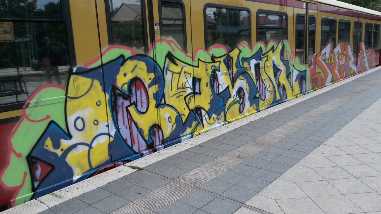 Graffiti Train in Berlin - Photo by Lifd5