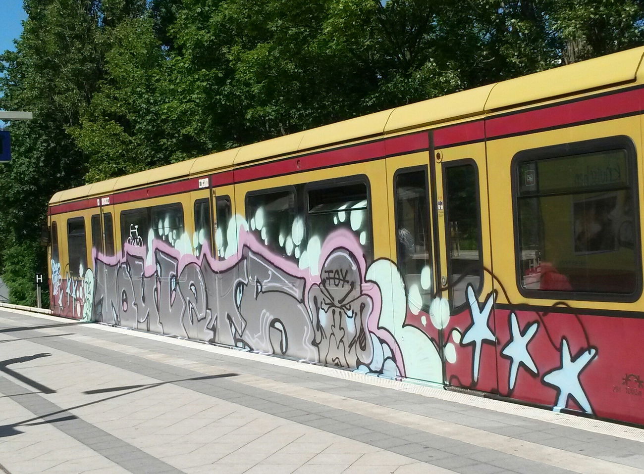 Graffiti Train in Berlin - Photo by Lifd5