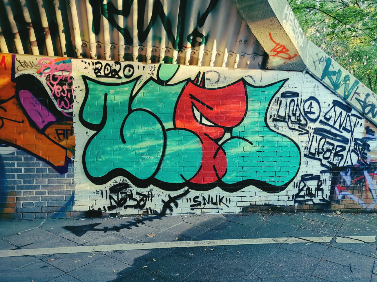 Graffiti Bombing in Berlin - Photo by Lifd5 - lifd (2020)