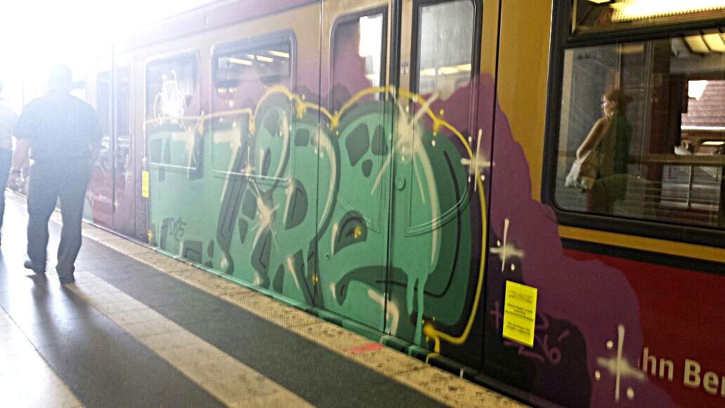 Graffiti Train in Berlin - Photo by Lifd5
