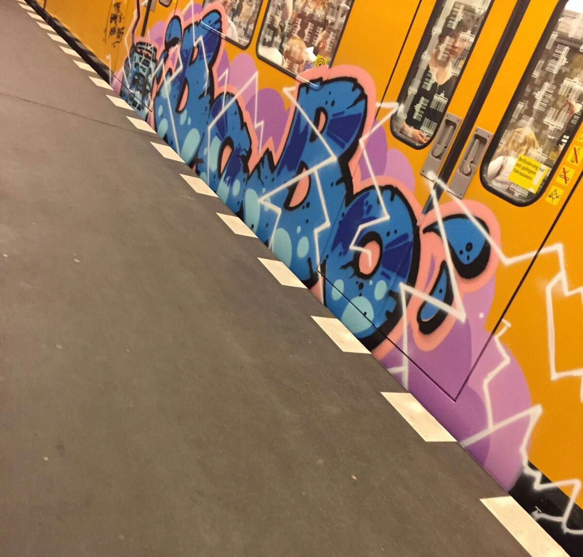 Graffiti Train in Berlin - Photo by Lifd5