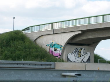Graffiti Bombing - Photo by LosPicos - io, dino