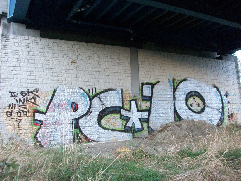 Graffiti Bombing - Photo by LosPicos - pc, io