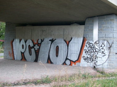 Graffiti Bombing - Photo by LosPicos - pc, io