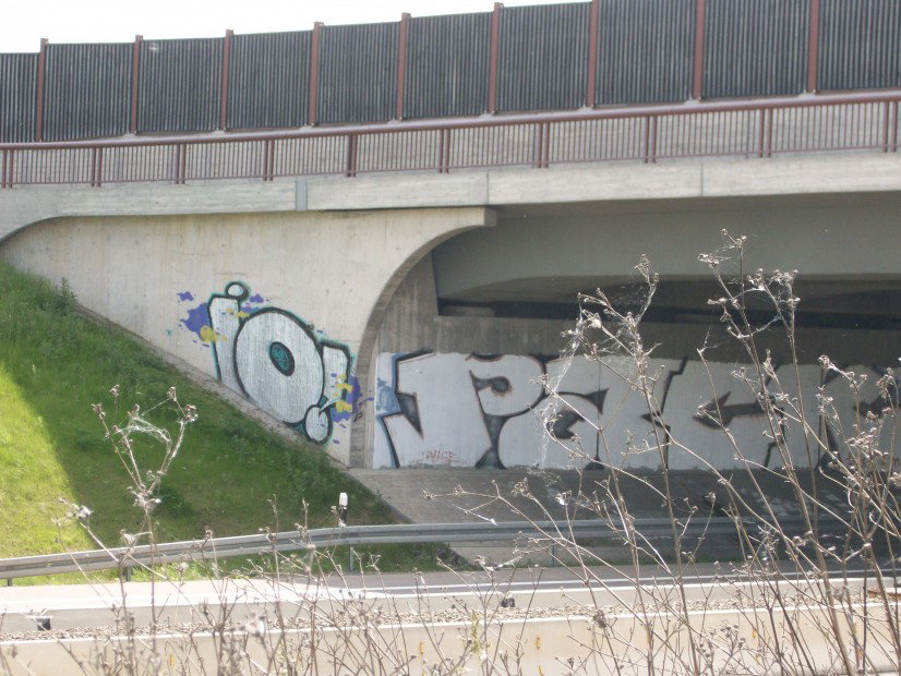Graffiti Bombing - Photo by LosPicos - io, pack