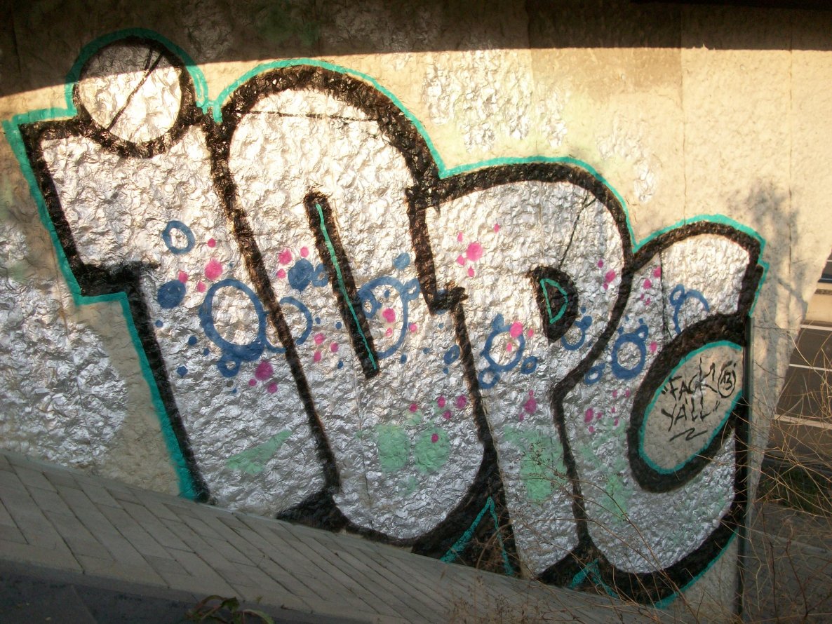 Graffiti Bombing - Photo by LosPicos - io, pc