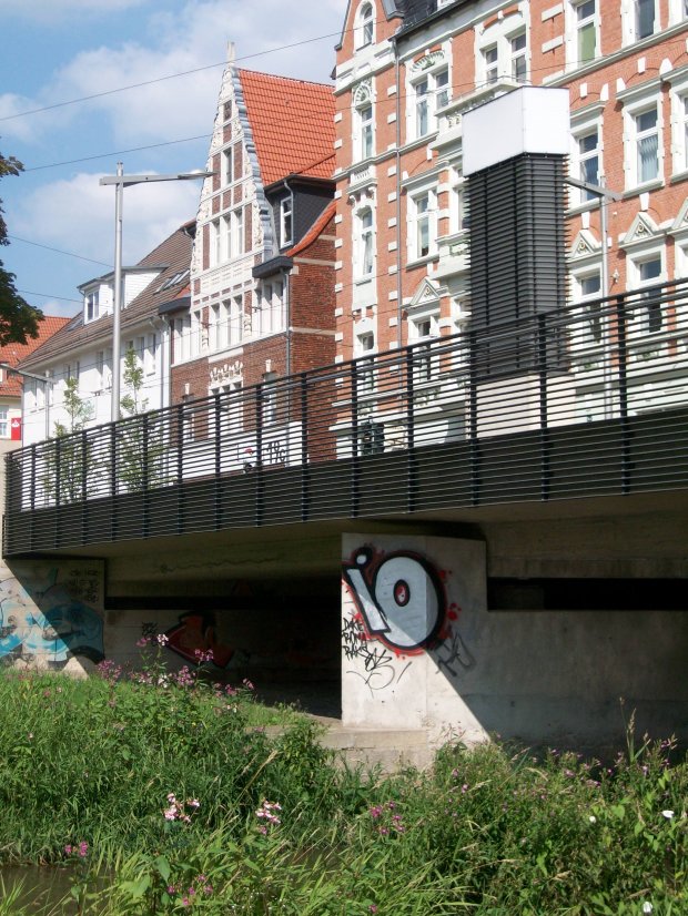 Graffiti Bombing - Photo by LosPicos - io