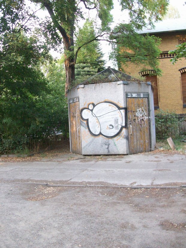 Graffiti Bombing - Photo by LosPicos - io