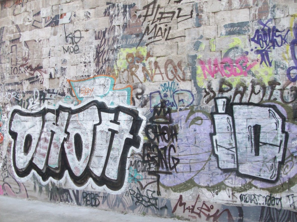 Graffiti Bombing - Photo by LosPicos - ohoh, oo, io
