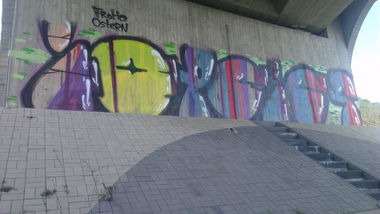 Graffiti Bombing - Photo by LosPicos - io, pc, ics