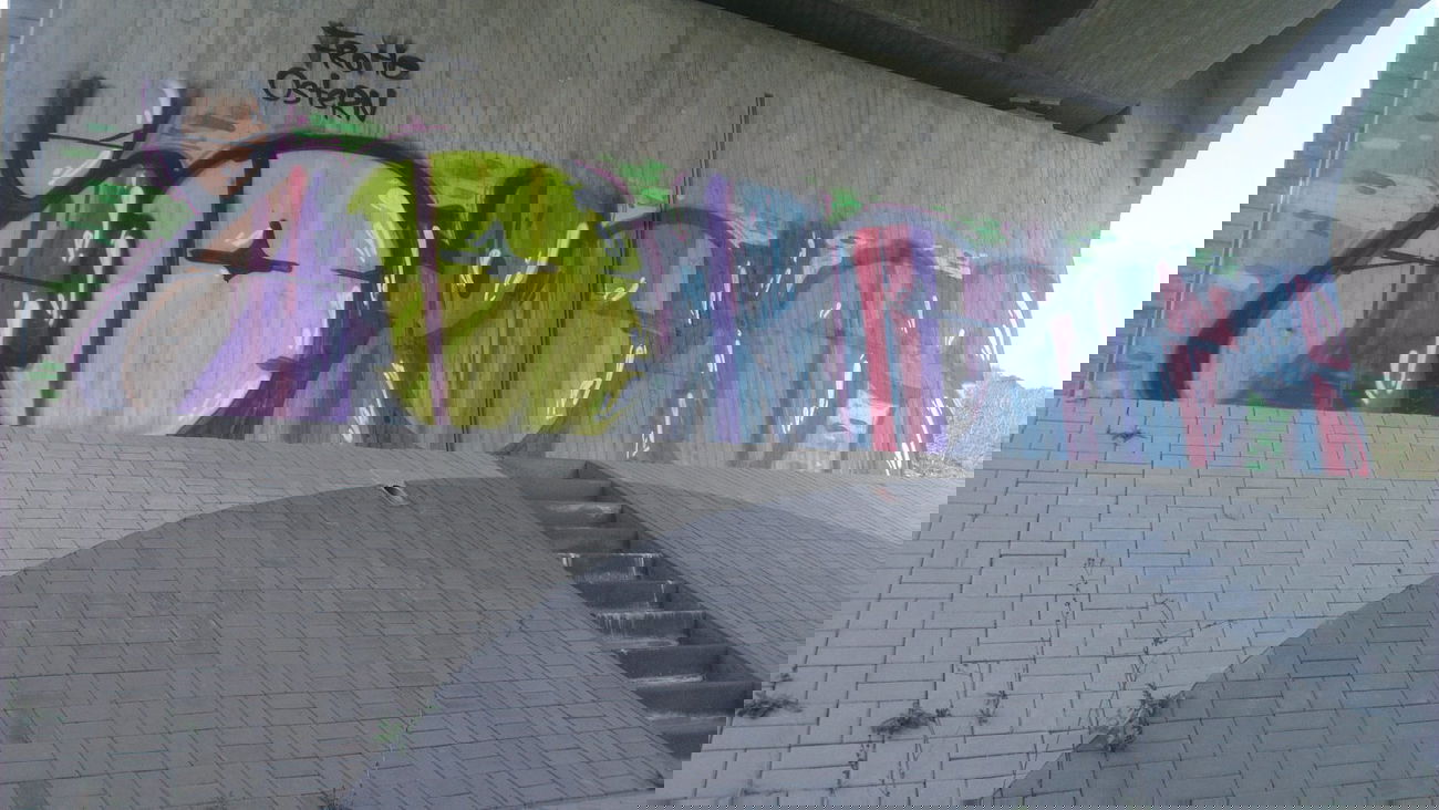 Graffiti Bombing - Photo by LosPicos - io, pc, ics