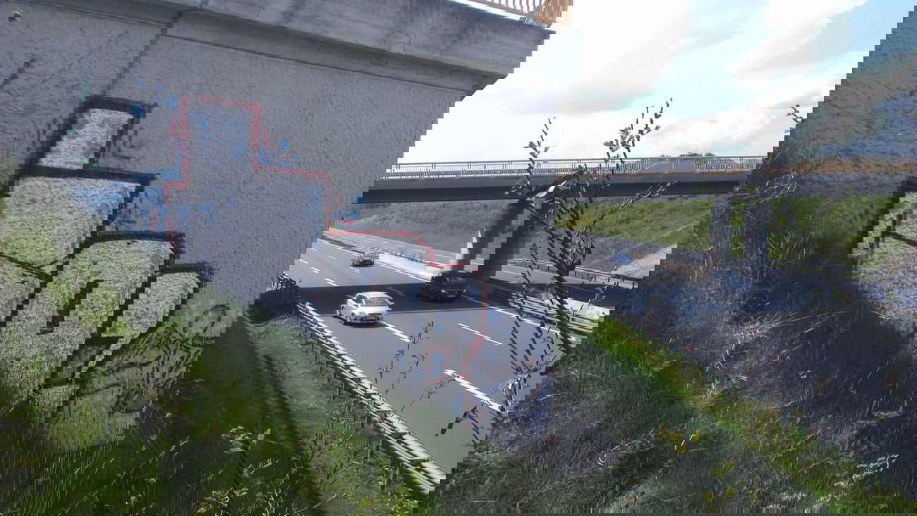 Graffiti Bombing - Photo by LosPicos - io