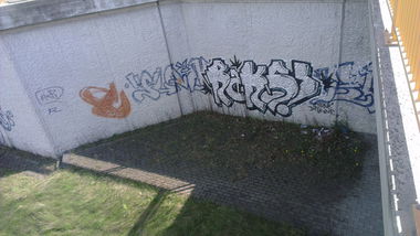 Graffiti Bombing - Photo by LosPicos - raks, io
