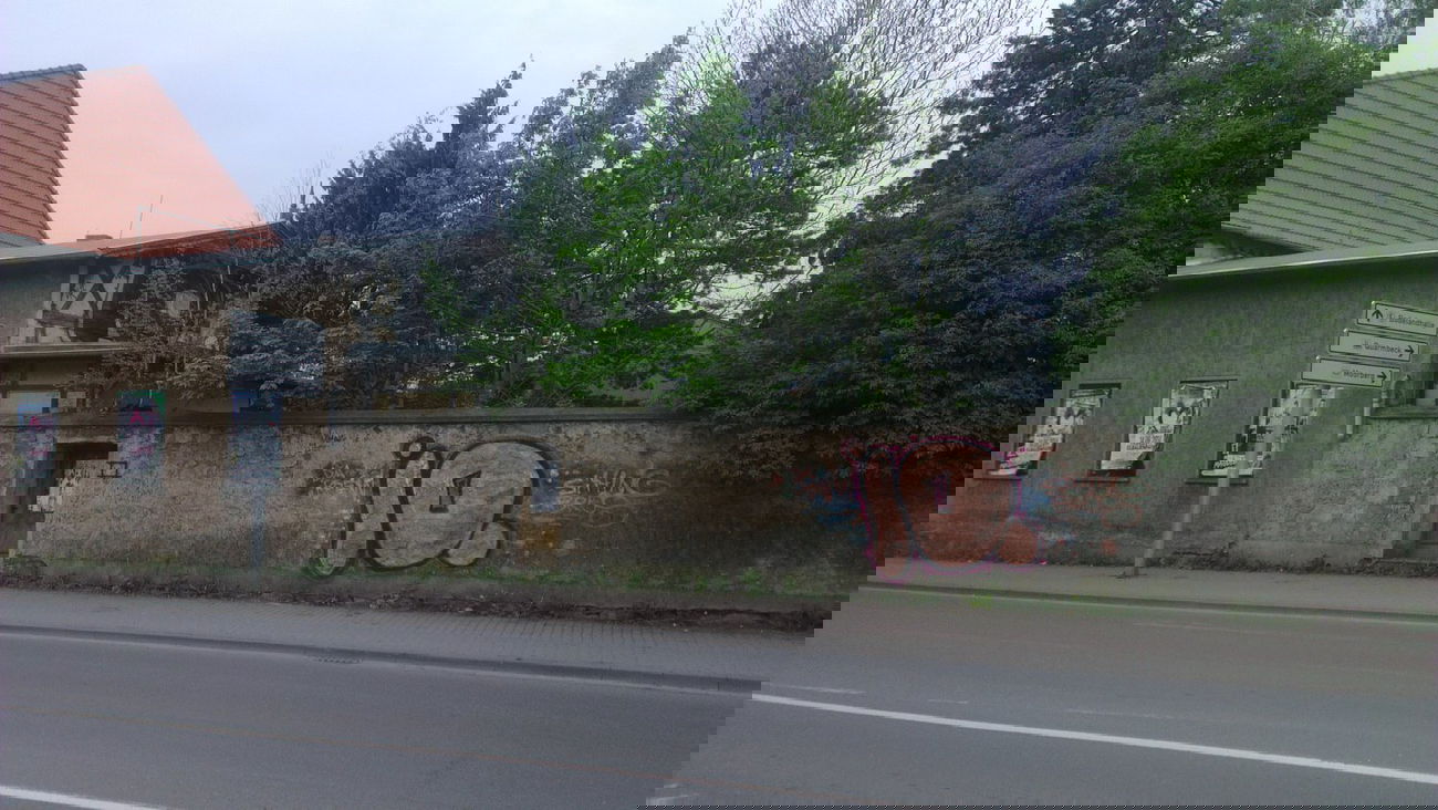 Graffiti Bombing - Photo by LosPicos - io, io