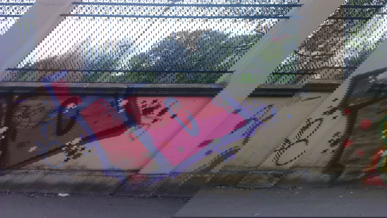 Graffiti Bombing - Photo by LosPicos - io