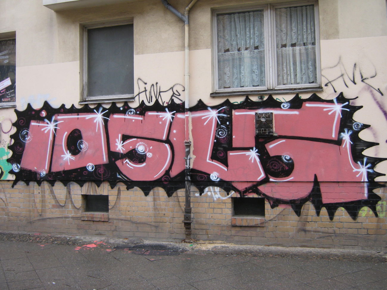 Graffiti Bombing - Photo by LosPicos - io, slg
