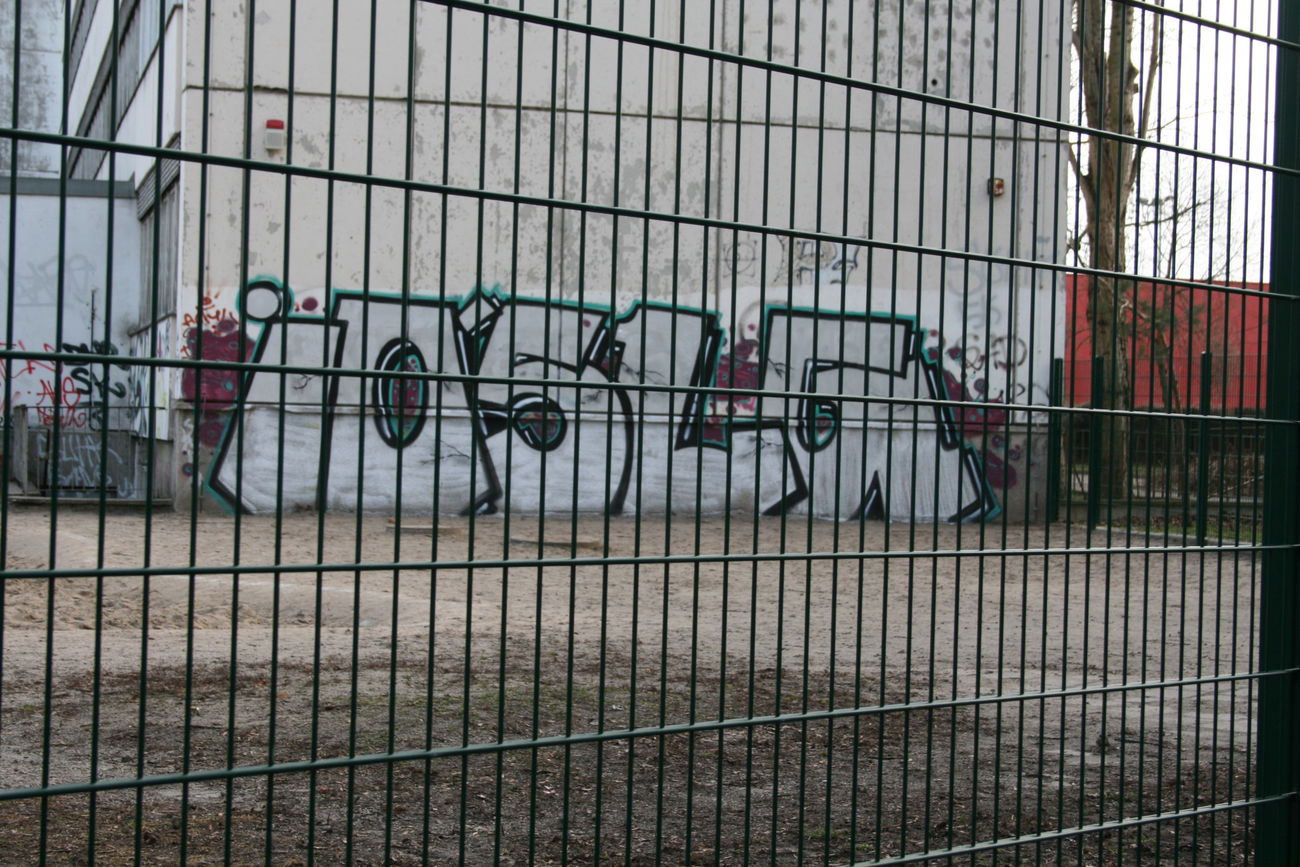 Graffiti Bombing - Photo by LosPicos - io, slg