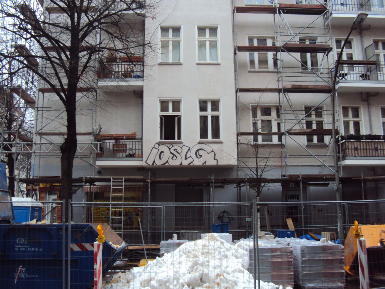 Graffiti Bombing - Photo by LosPicos - io, slg