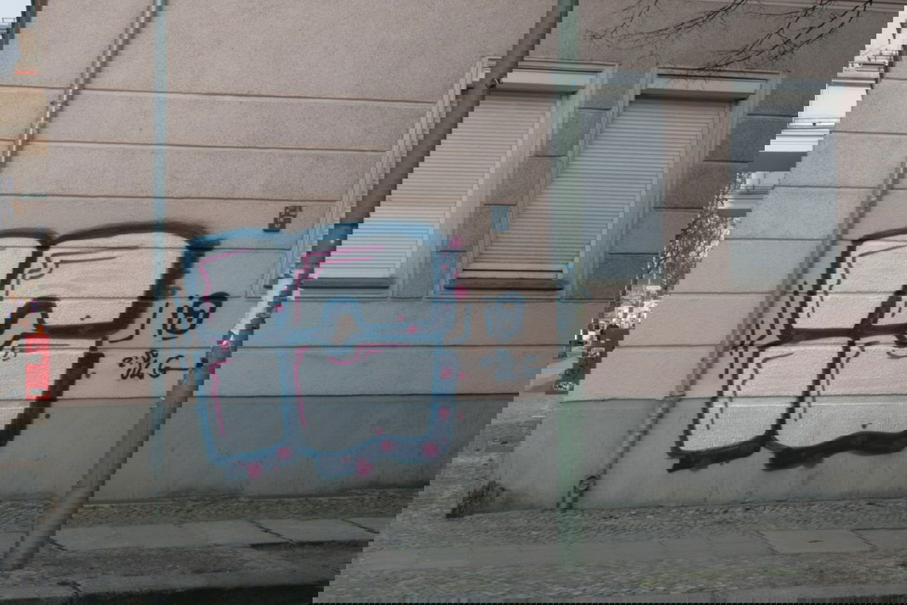 Graffiti Bombing - Photo by LosPicos - io