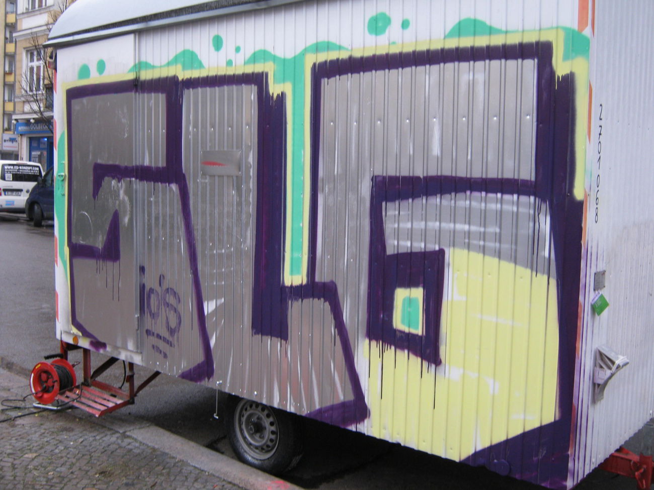 Graffiti Bombing - Photo by LosPicos - io, slg