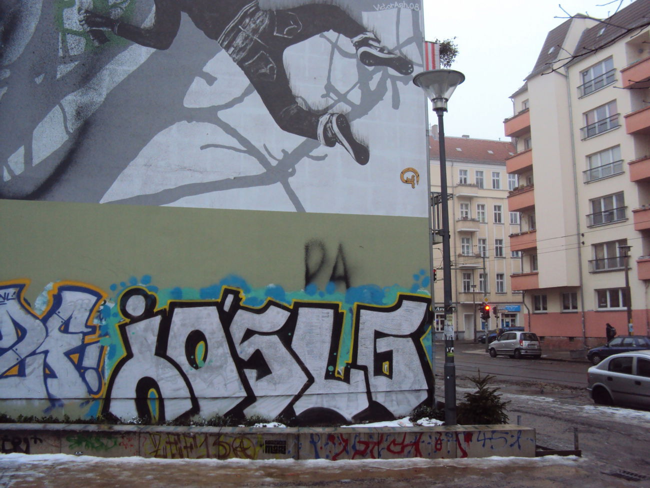 Graffiti Bombing - Photo by LosPicos - io, slg