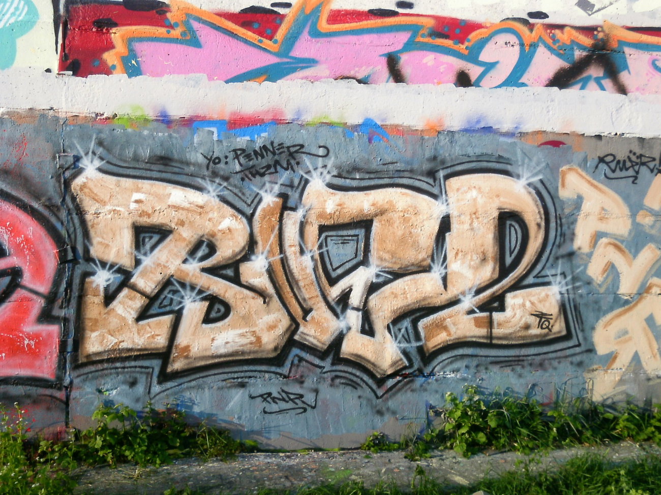 Graffiti Wall - Photo by MADAFAKA - ruez