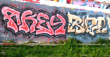 Graffiti Wall - Photo by MADAFAKA - akey, ruez, streiche