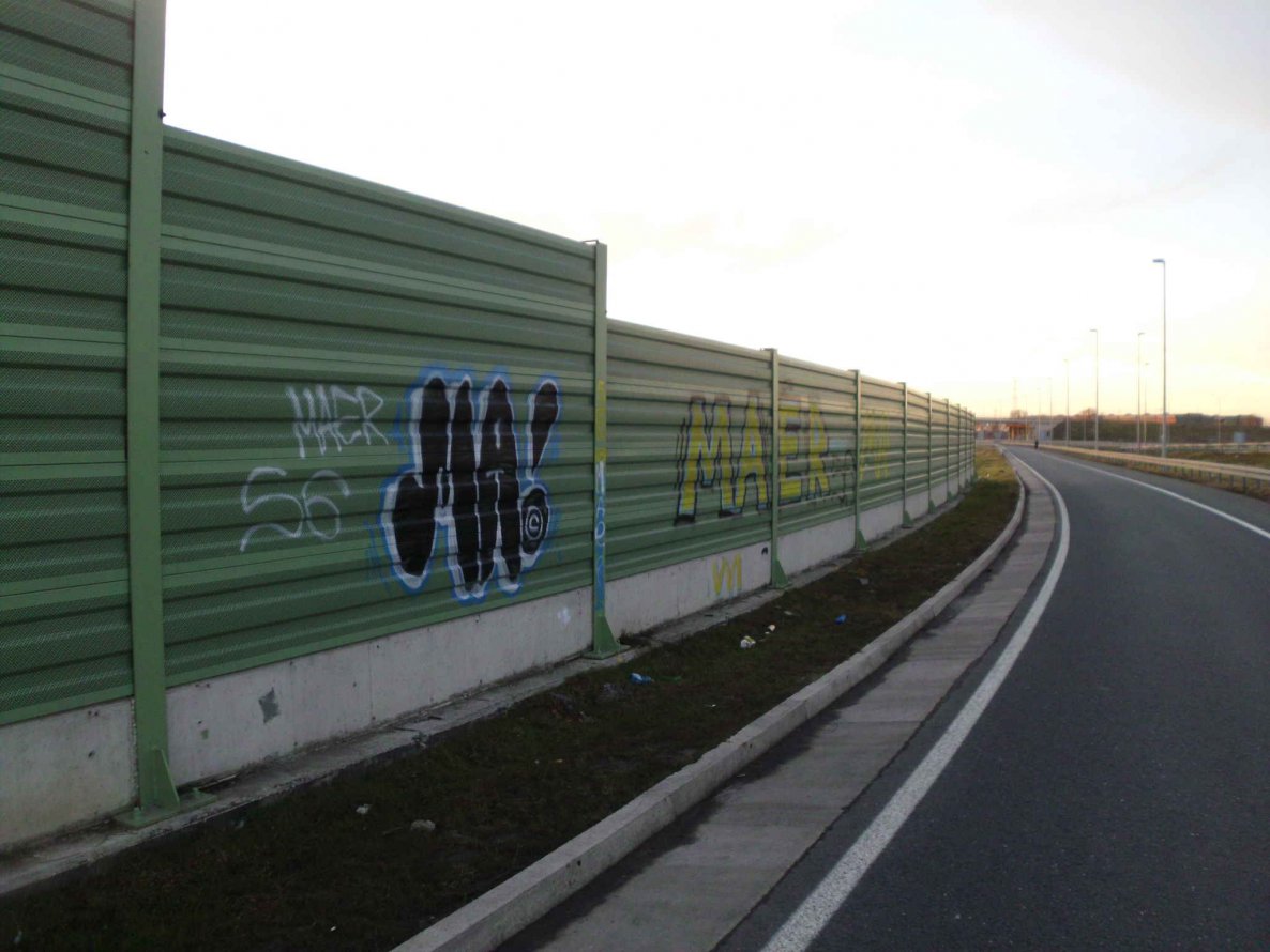 Graffiti Bombing in Novi Sad - Photo by MAERONE (2014)