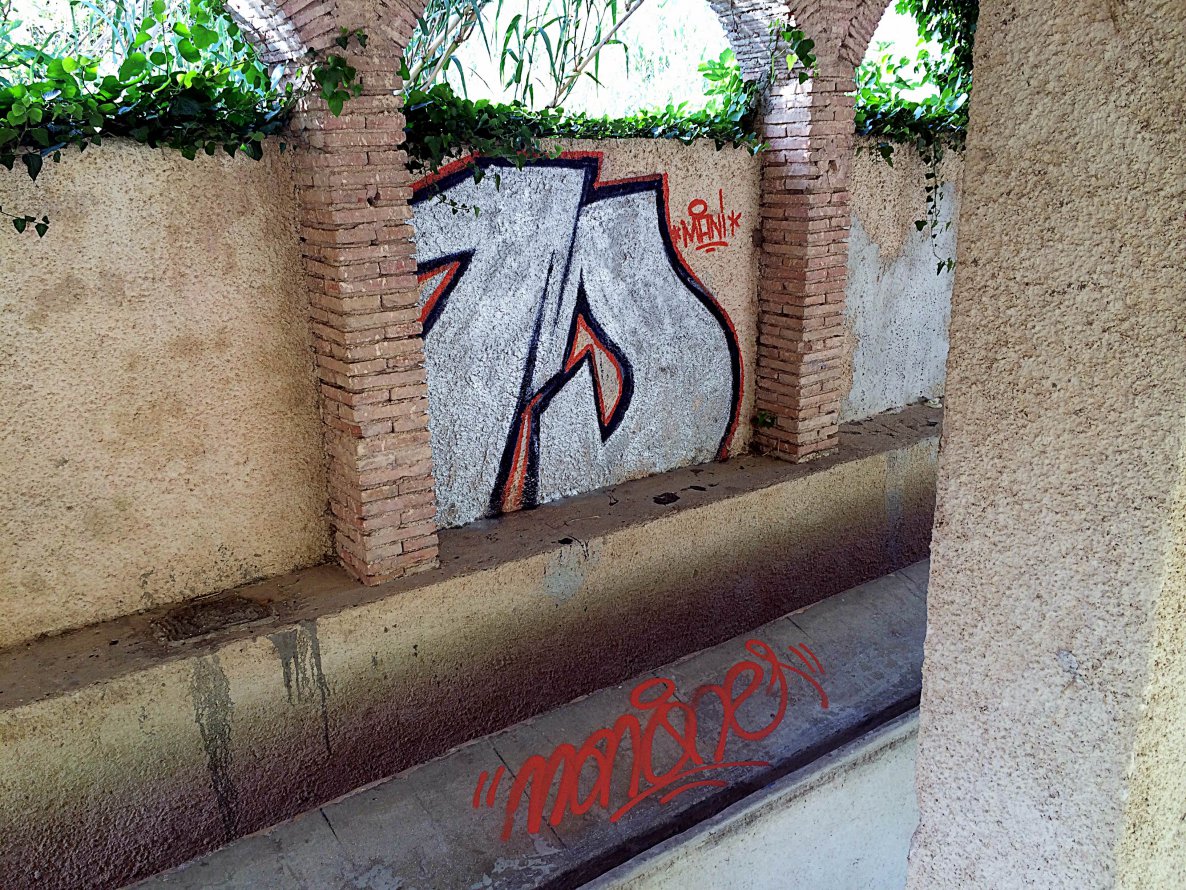 Graffiti Bombing in Fleix - Photo by MANIONE - wall, spray (2014)