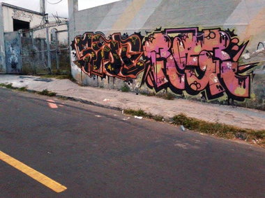 Graffiti Bombing in Quito - Photo by MRSIOT - alamierda