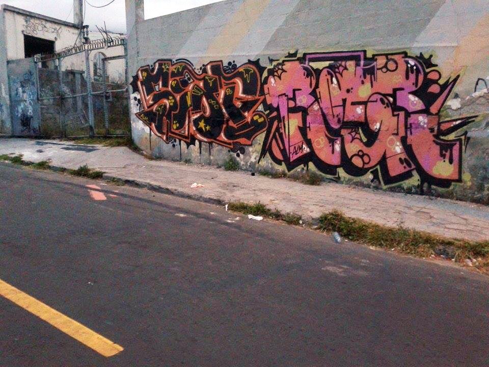 Graffiti Bombing in Quito - Photo by MRSIOT - alamierda