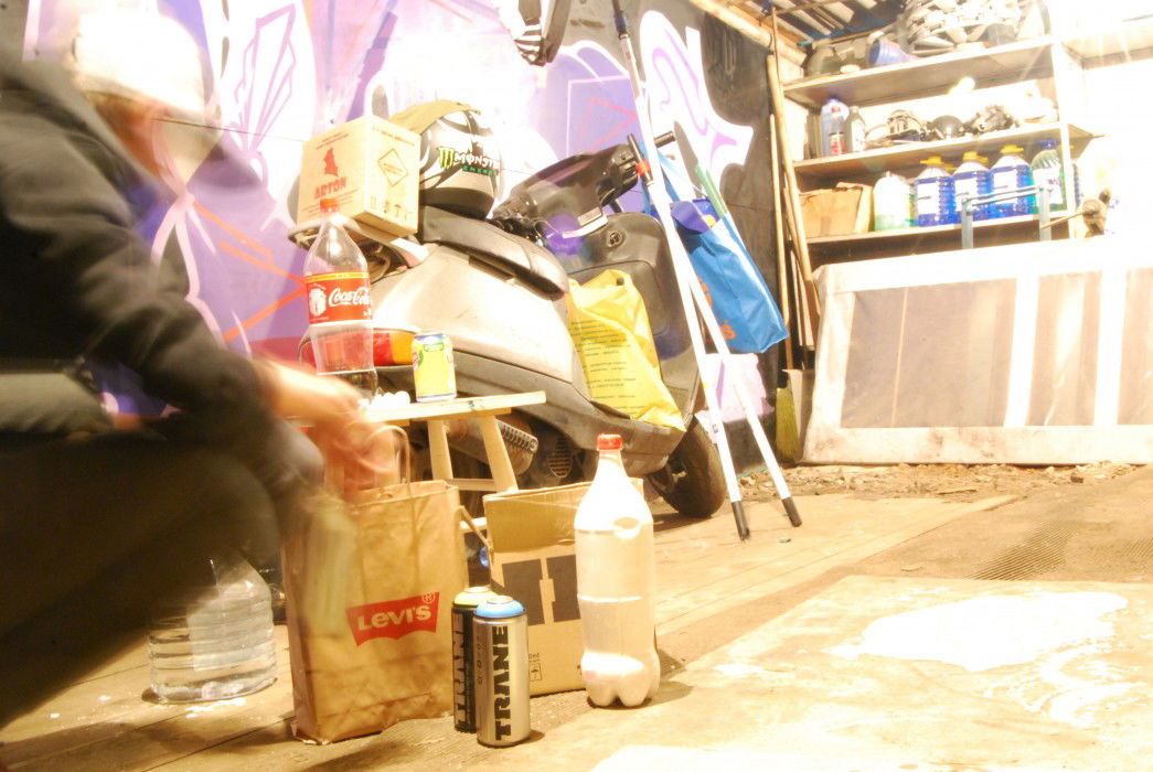 Graffiti Artwork in Moscow - Photo by MUTANT - garge, trane, man