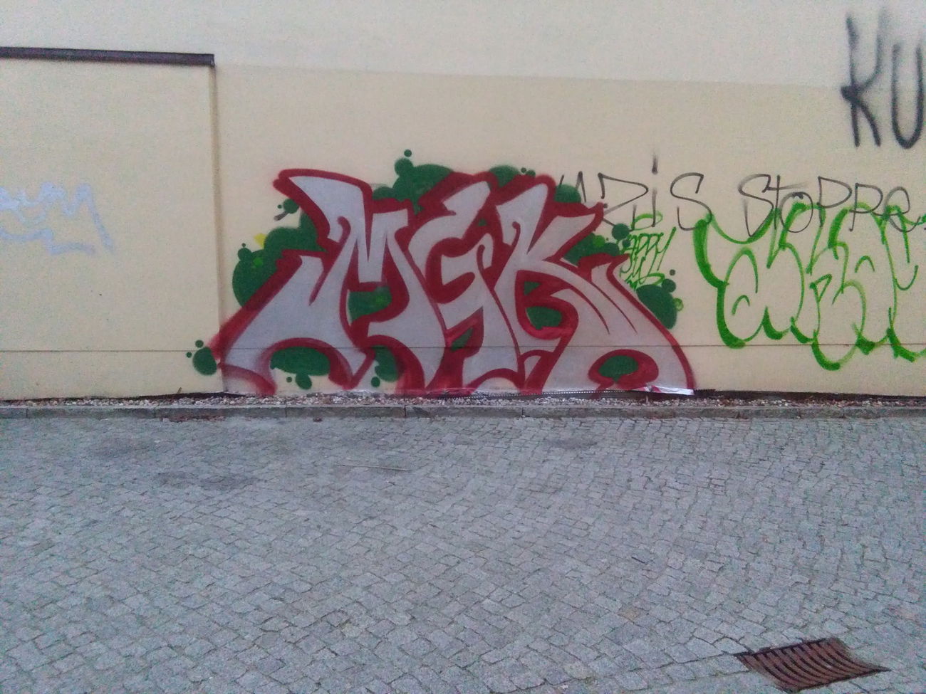 Graffiti Wall - Photo by MaGiKz - MGK, MIOK, RESK