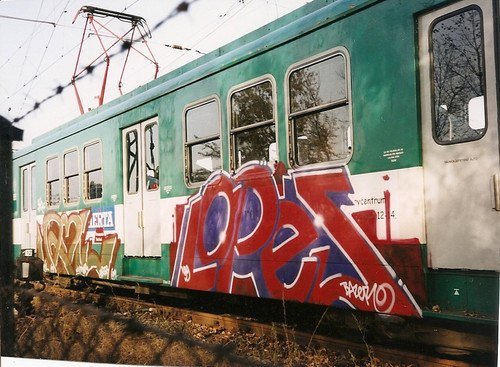 Graffiti Train - Photo by MadeInHungary - Rolx, Lopes