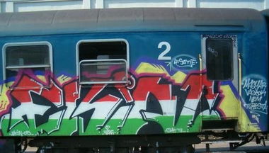Graffiti Train - Photo by MadeInHungary - Ekin