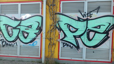 Graffiti Bombing - Photo by Magdeboy - CAPZ, OO, OHOH