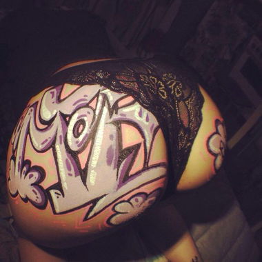 Graffiti Artwork - Photo by Maionez - girl, sketch, ass (2014)