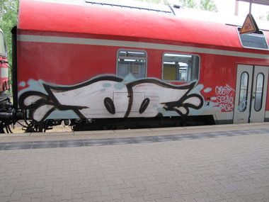 Graffiti Train - Photo by Marieundjana - oo