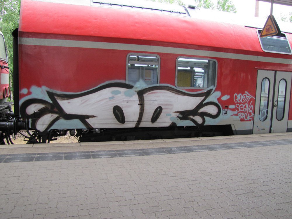 Graffiti Train - Photo by Marieundjana - oo
