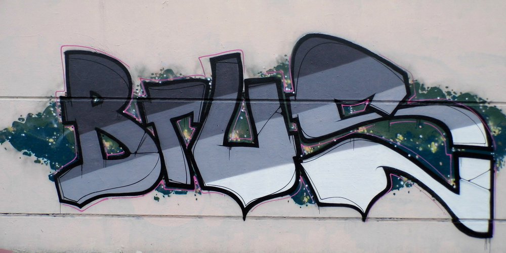 Graffiti Bombing - Photo by Marieundjana - brus