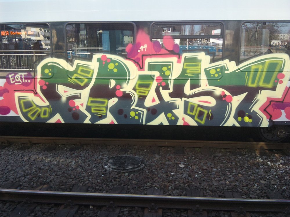 Graffiti Train - Photo by Marieundjana - frust