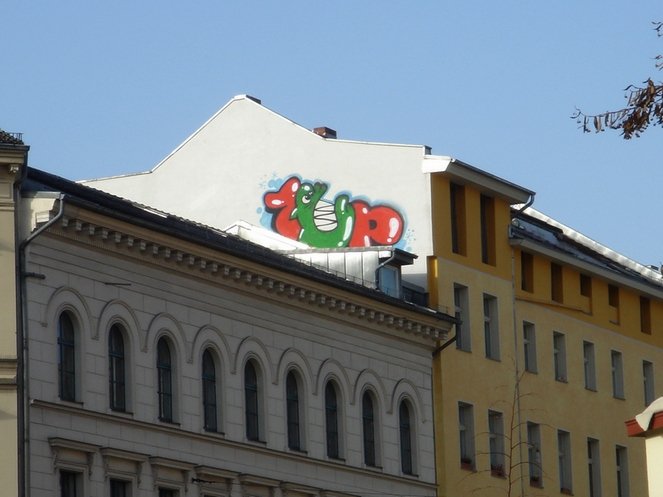 Graffiti Bombing - Photo by Marieundjana - 1up