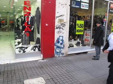 Graffiti Bombing - Photo by Marieundjana