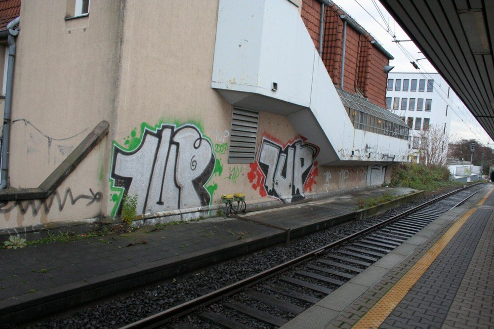 Graffiti Bombing - Photo by Marieundjana - 1up