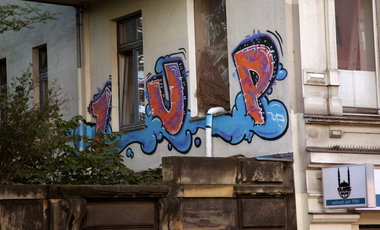 Graffiti Bombing - Photo by Marieundjana - 1up