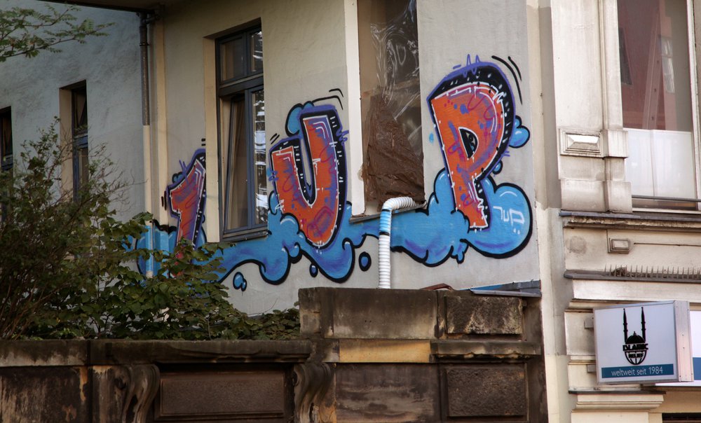 Graffiti Bombing - Photo by Marieundjana - 1up