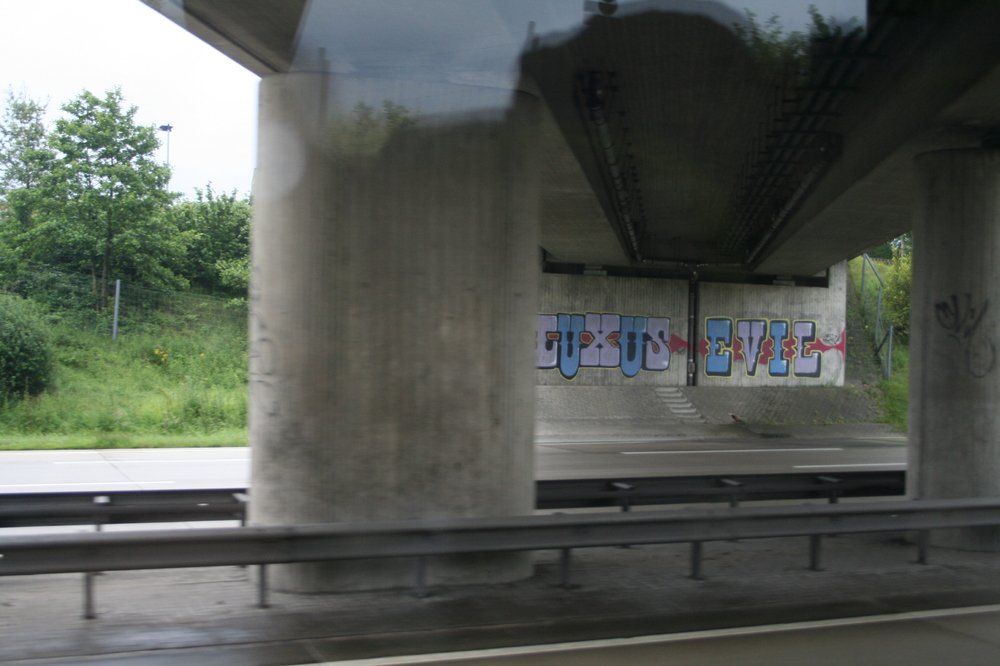 Graffiti Bombing - Photo by Marieundjana - evil, luxus