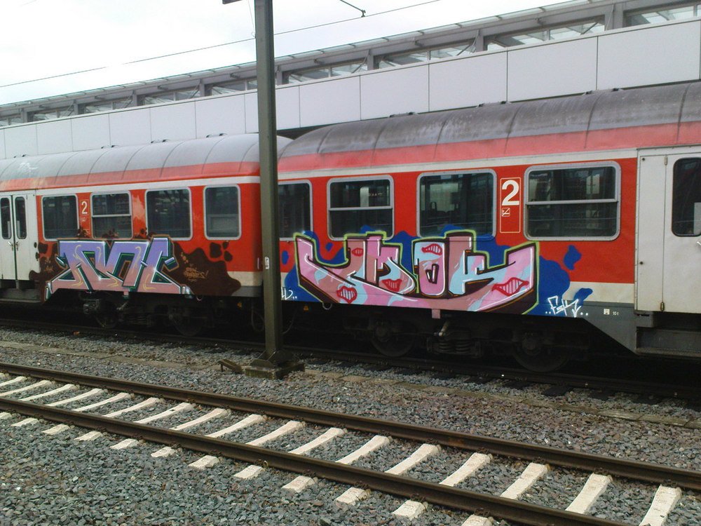 Graffiti Train - Photo by Marieundjana - ash, smok
