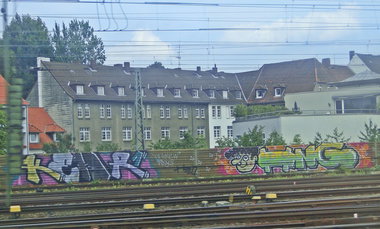 Graffiti Bombing - Photo by Marieundjana - kehr, hng