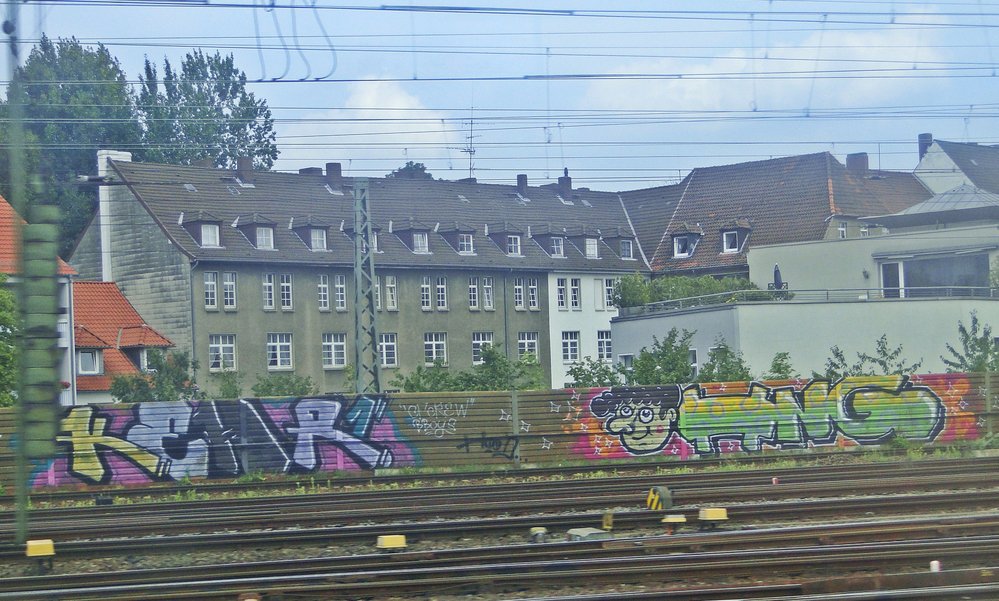 Graffiti Bombing - Photo by Marieundjana - kehr, hng